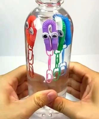hacer un juguete con una botella reciclada
