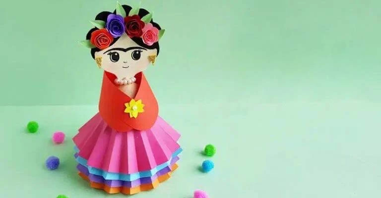 muñeca reciclable hecha de papel de colores