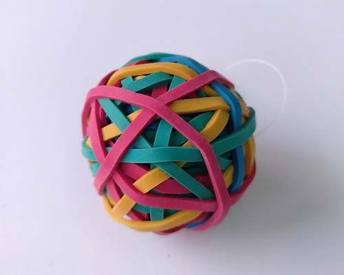 pelota hecha con gomas recicladas