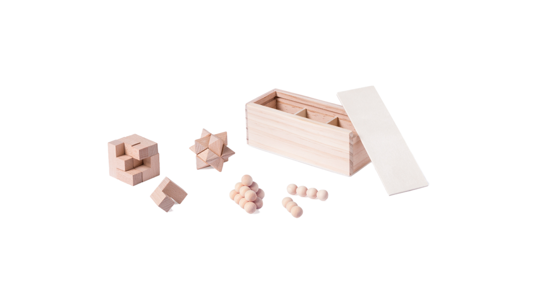 Conjunto de juegos de habilidad que incluye varios puzzles 3D. Todos fabricados en madera natural y con una caja también de madera para guardarlos y almacenarlos