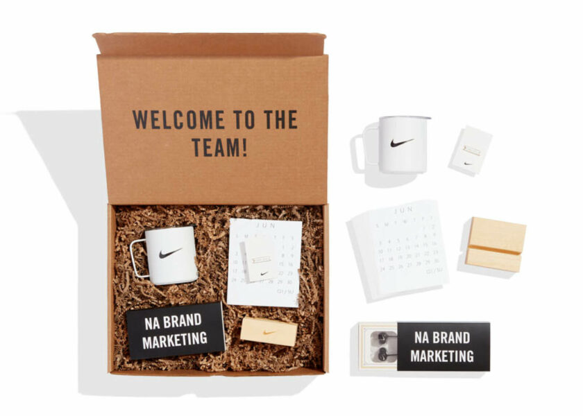 Welcome pack corporativo Nike: taza, calendario y tarjetas.