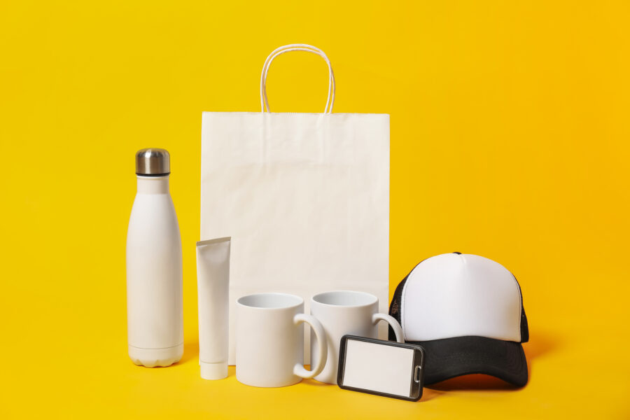 Artículos para welcome pack corporativo: botella, taza, gorra, móvil.