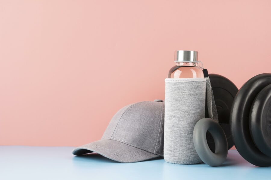 Pack corporativo: gorra, botella de agua, banda de agarre y pesas