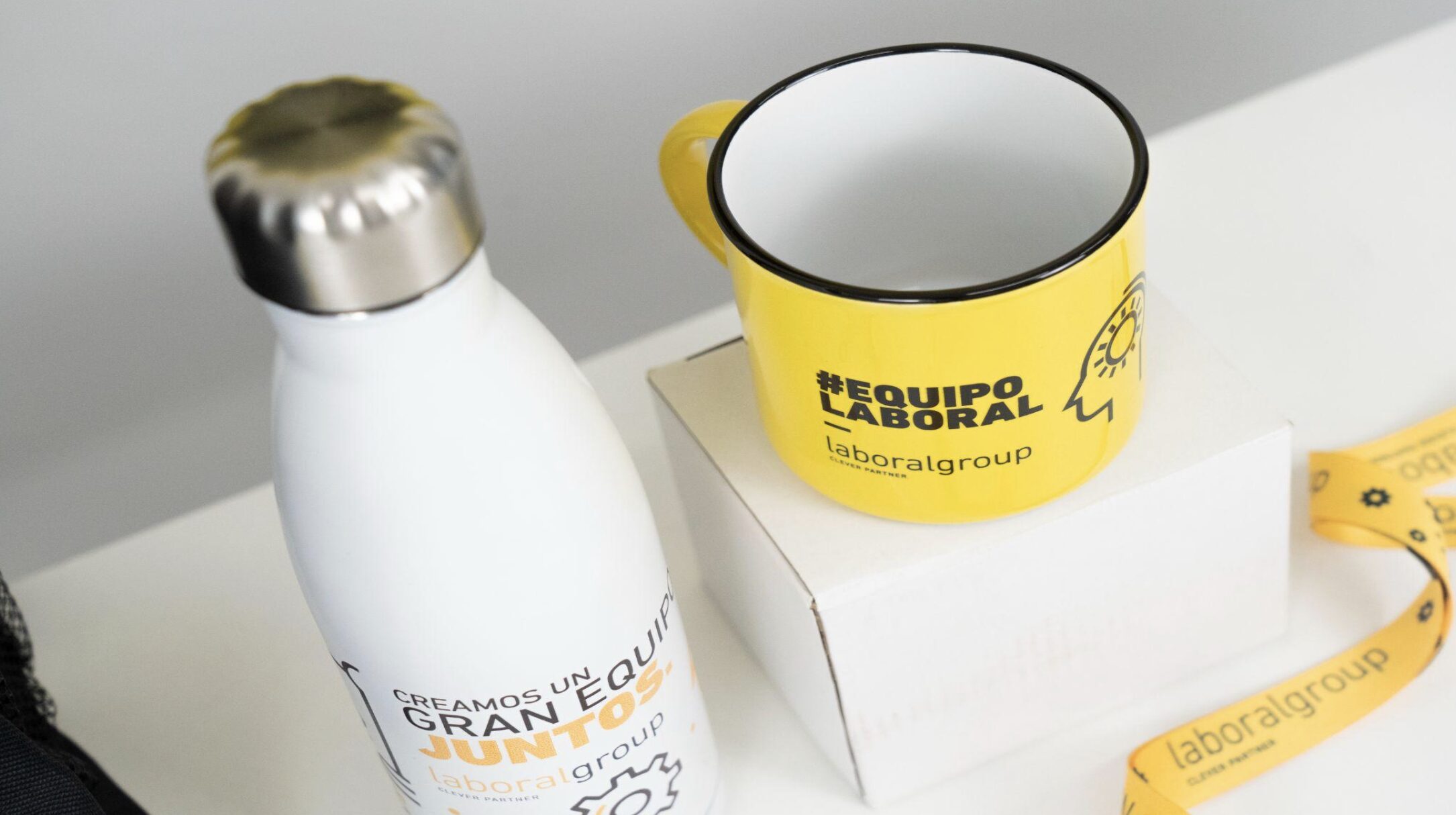 Mug y botella de agua personalizadas de Laboral Group con #EquipoLaboral