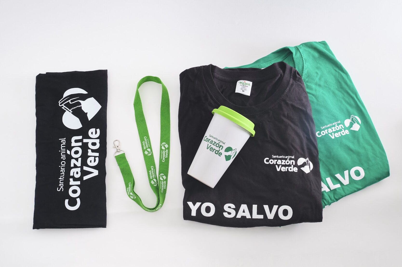 Merchandising de Corazón Verde: camisetas, taza y cordón