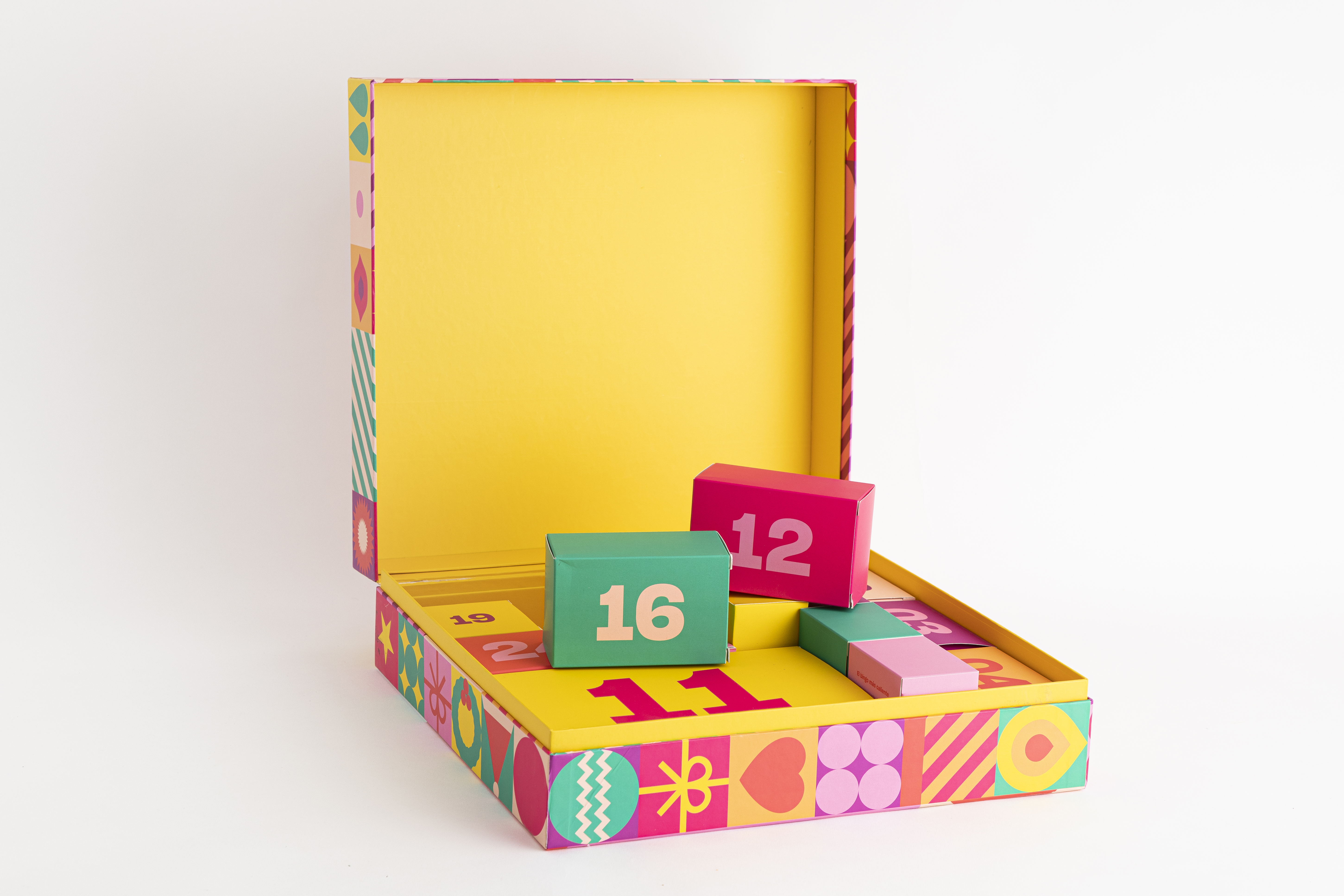 Caja de calendario de adviento con bloques numerados, packaging colorido.