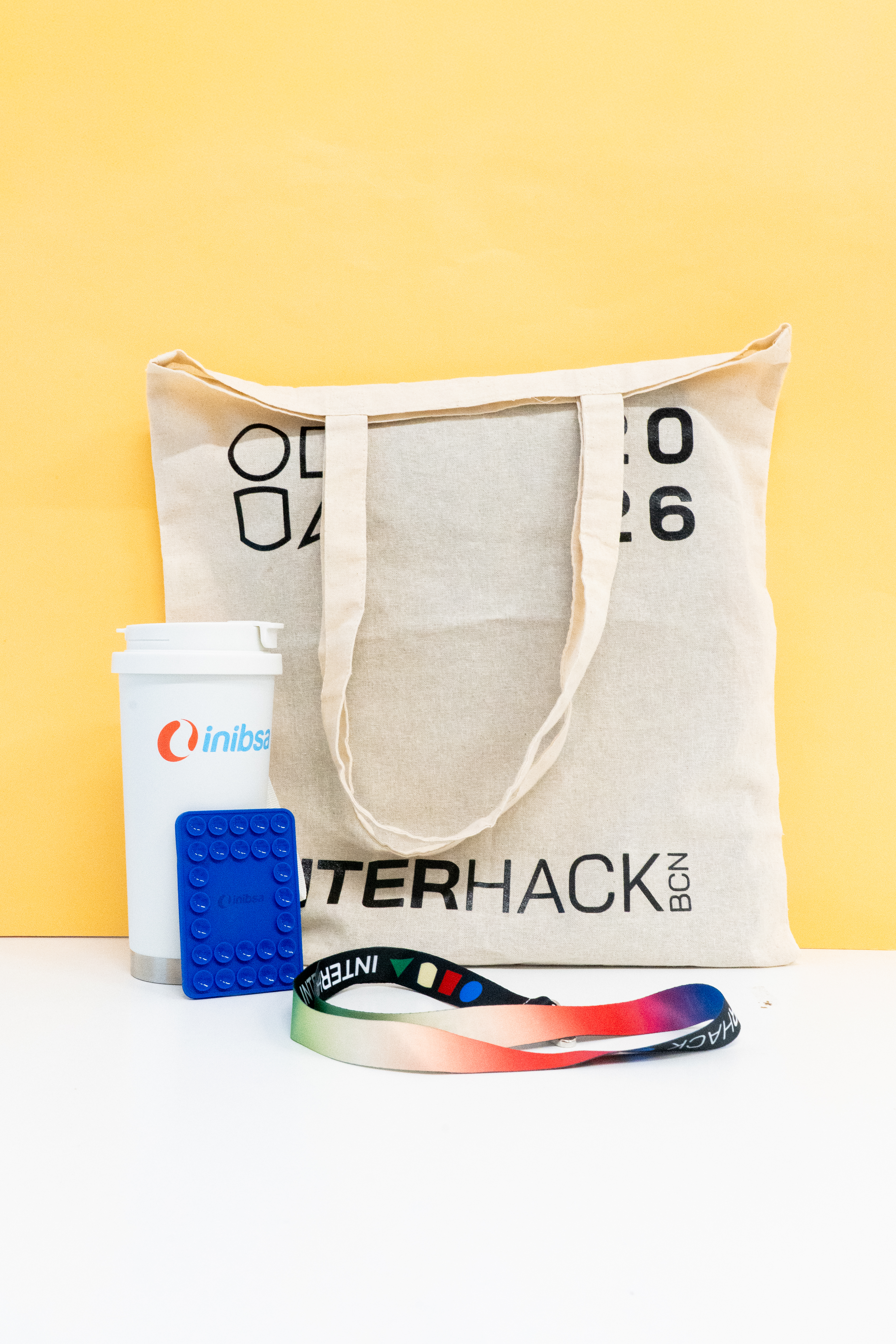 Kit de onboarding: bolsa, termo, pastillero y lanyard de INTERHACK BCN