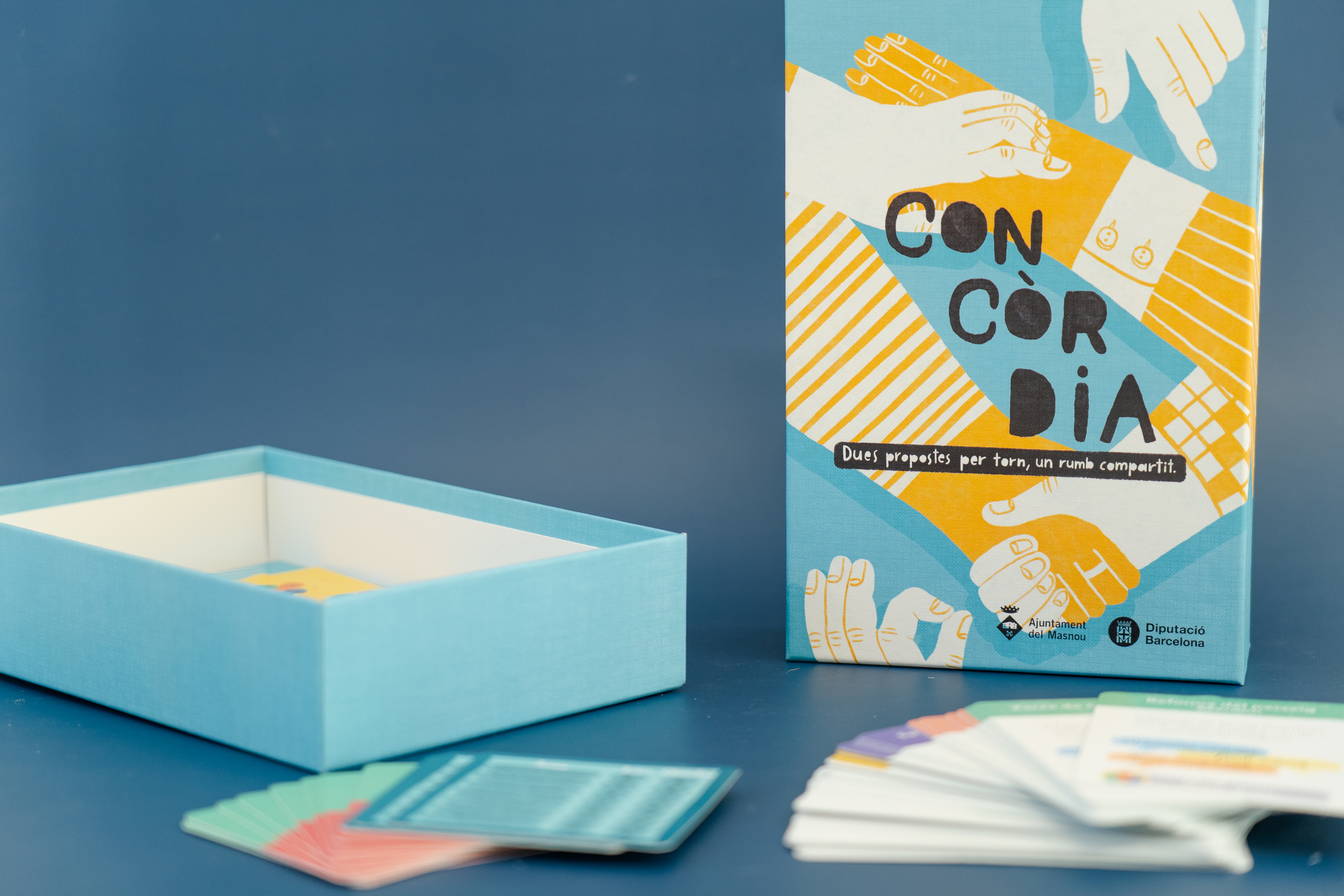 Juego de mesa "Concordia" y sus cartas sobre fondo azul
