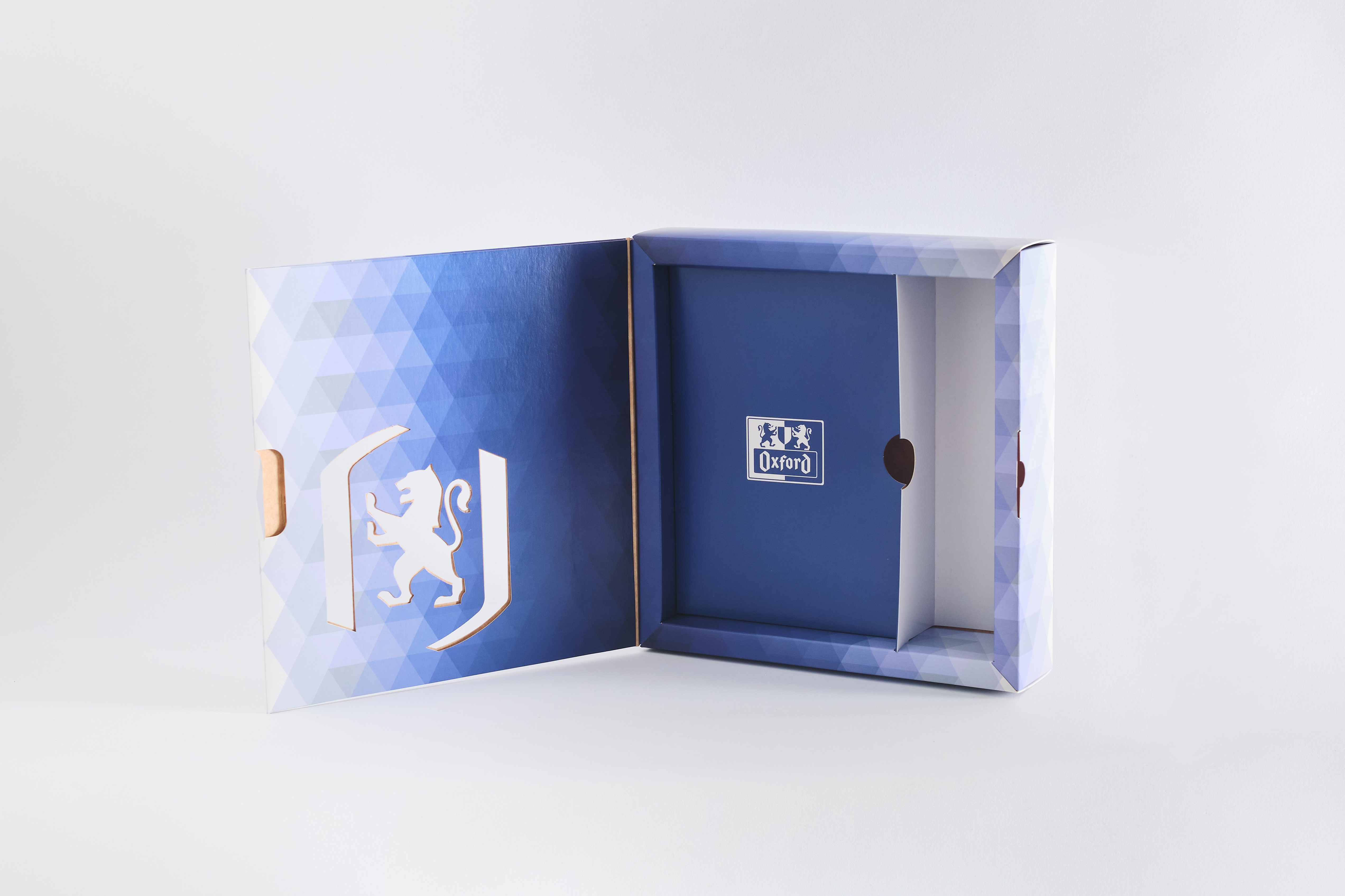 Caja de packaging sostenible de Oxford con diseño geométrico azul